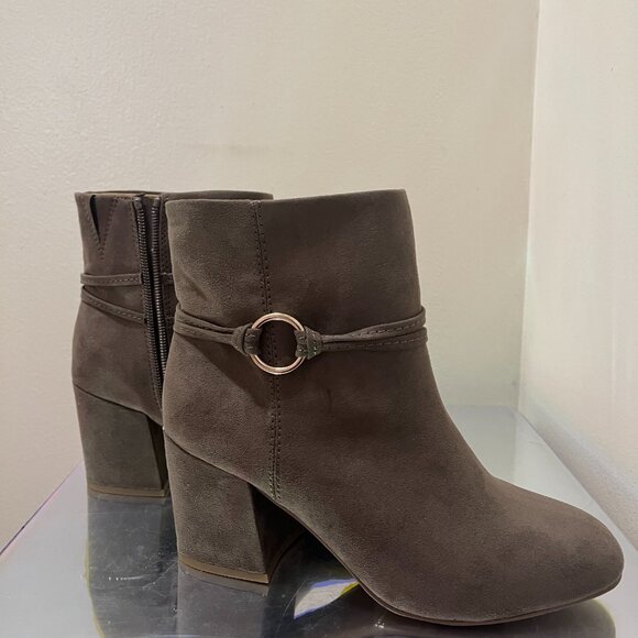 New  Women's Ring Hardware Chunky Heel Boots - Picture 7 of 7